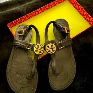 Tory Burch Cassia Flat Thong Sandal in black size 7.5